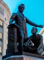 برداشته‌شدن مجسمه برده زانوزده برابر لینکلن