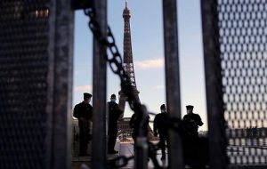 بسیج ۱۰۰هزار پلیس فرانسه برای اعمال محدودیت