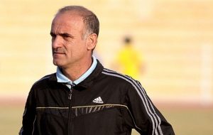 شبانه 50 کارگر آوردند تا زمین فولاد آره‌نا را خراب کنند