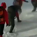 نجات کوهنوردان از زیر بهمن توسط گروه نجات