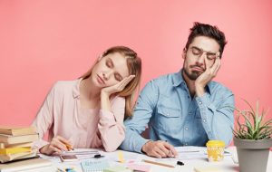 همیشه خسته‌ها بخوانند؛ دلایل احساس خستگی دائمی