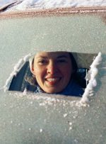 چگونه شیشه یخ‌زده‌ی ماشین خود را پاک کنیم؟