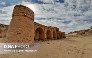 گذر عمر بر دیوارهای این کاروانسرا و تاریخی که فراموش نمی‌شود