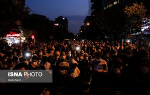 انتقاد از تجمع مقابل بیمارستان محل بستری افراد مشهور/ نگرانی افزایش دستفروشان در آستانه سال نو