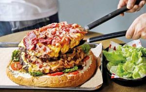 انفجار بمب‌ها در فست‌فود‌های شهر