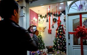 سهم مردم از کریسمس در ایران؛ بابانوئل ایرانی در خیابان‌ها