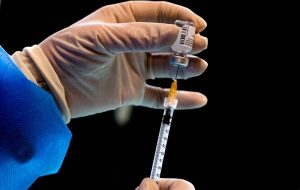 معضل کمبود سرنگ‌های ویژه تزریق واکسن فایزر در ژاپن