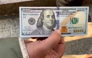 پیش بینی قیمت دلار برای فردا ۲۰بهمن/ تیر معامله‌گران بازار ارز به هدف نخورد