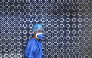 چکار کنیم عینکمان موقع پوشیدن ماسک بخار نکند؟ چکار کنیم عینکمان موقع پوشیدن ماسک بخار نکند؟