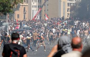 اعتراضات در لبنان شدت گرفت/ معترضان به خانه وزیر اقتصاد و بانک مرکزی یورش بردند