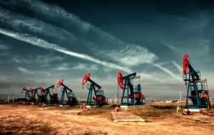 افت قیمت نفت به دلیل حمله به تاسیسات نفتی