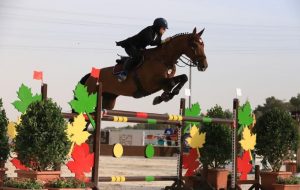 دختر سوارکاری که کمتر از مردان نمی‌پرد