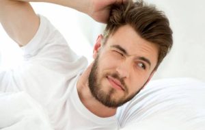 چرا صبح بعد بیدار شدن از خواب چشم هایم پف دارد؟