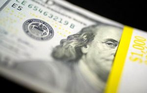 دلار کم نوسان باقی ماند