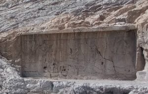 رنگ مو روی نقش‌برجسته فتحعلی‌شاه