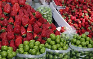 قشر متوسط هنوز توان خرید میوه های متنوع بهار را ندارند/ جدول قیمت ها