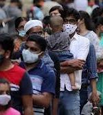 فعالان بهداشتی در هند به‌ هر دری می‌زنند تا مردم ماسک بزنند