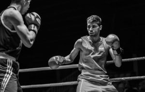 گاردهای بسته و مشت‌های آماده برای توکیو