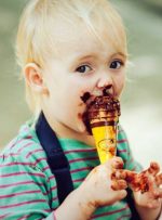 به 2 دلیل مهم به کودکتان زیاد بستنی ندهید !