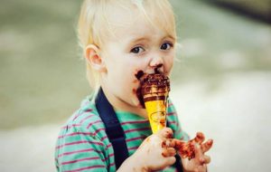 به 2 دلیل مهم به کودکتان زیاد بستنی ندهید !