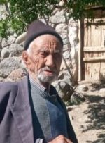 تزریق واکسن کرونا به پیرترین مرد کشور در آذربایجان شرقی