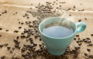 خطر خوردن قهوه و مبتلا شدن به آب سیاه در چشم