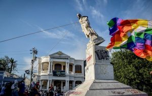 کلمبیایی‌ها اینگونه مجسمه کریستوف کلمب را به زیر کشیدند/عکس