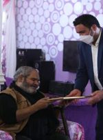 اعطای گواهینامه درجه یک هنری به عباس خوش‌عمل کاشانی
