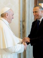 الکاظمی با پاپ دیدار کرد؛از رد و بدل هدیه تا پیام رهبر مسیحیان به نخست وزیر عراق/عکس