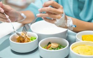 اهمیت تغذیه بر سلامت بیمارانی که شیمی درمانی می‌شوند