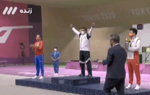 ببینید | لحظه برافراشته شدن پرچم ایران پس از کسب مدال طلا المپیک توسط فروغی