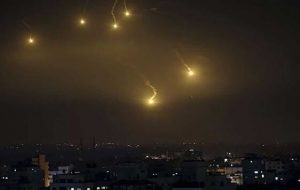 مقابله پدافند هوایی سوریه با حمله هوایی اسرائیل