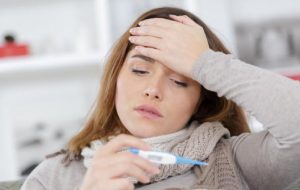 همه‌چیز درباره انواع تب؛ علت، علائم و درمان در بزرگ‌سالان و کودکان