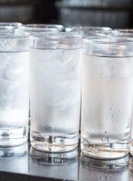 4 بیماری که نوشیدن آب یخ به جانتان می‌اندازد