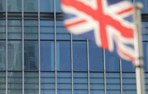 FTSE 100 با پشتیبانی مالی ، سهام سفر ؛  میان رده در رکورد بالا