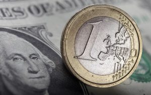 دلار افزایش یافت در حالی که یورو هنوز تأثیر درگیری اوکراین را احساس می کند توسط Investing.com