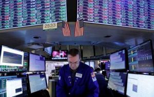 S & P 500 لغزش به عنوان Cyclical Slide Counters Tech Gains