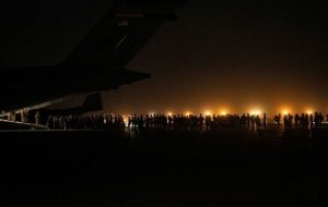 طالبان و آمریکا قصد واگذاری سریع فرودگاه کابل را دارند/تمام کارکنان دیپلماتیک ایالات متحده تا سه‌شنبه از افغانستان می‌روند