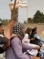 اهتزاز پرچم طالبان در پاکستان/ پلیس به حالت آماده‌باش درآمد