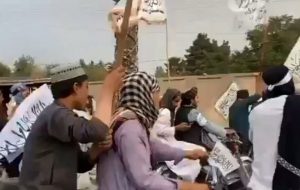 اهتزاز پرچم طالبان در پاکستان/ پلیس به حالت آماده‌باش درآمد