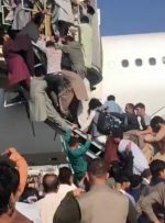 تیراندازی شدید در فرودگاه کابل؛دو جسم که گمان می‌رود انسان بودند از هواپیما به پایین پرتاب شدند/اجسادی که اطراف فرودگاه به حال خود رها شده‌اند