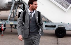 سلفی لیونل مسی و همسرش در راه پاریس/عکس