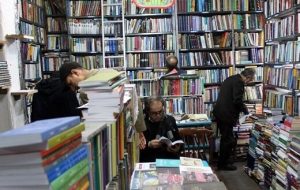 رکود مطلق فروش کتاب در پاییز امسال/بی رونقی گریبان کتاب‌فروشان را هم گرفت