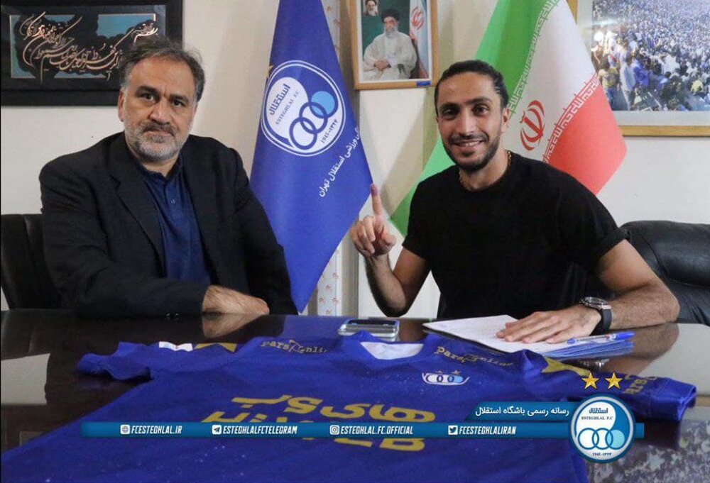 مدافع استقلال ۲ ساله تمدید کرد/عکس