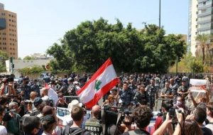 واکنش میقاتی به یورش لبنانی‌های خشمگین به منزلش/ معترضان:عکار را نمایندگانش به آتش کشیدند