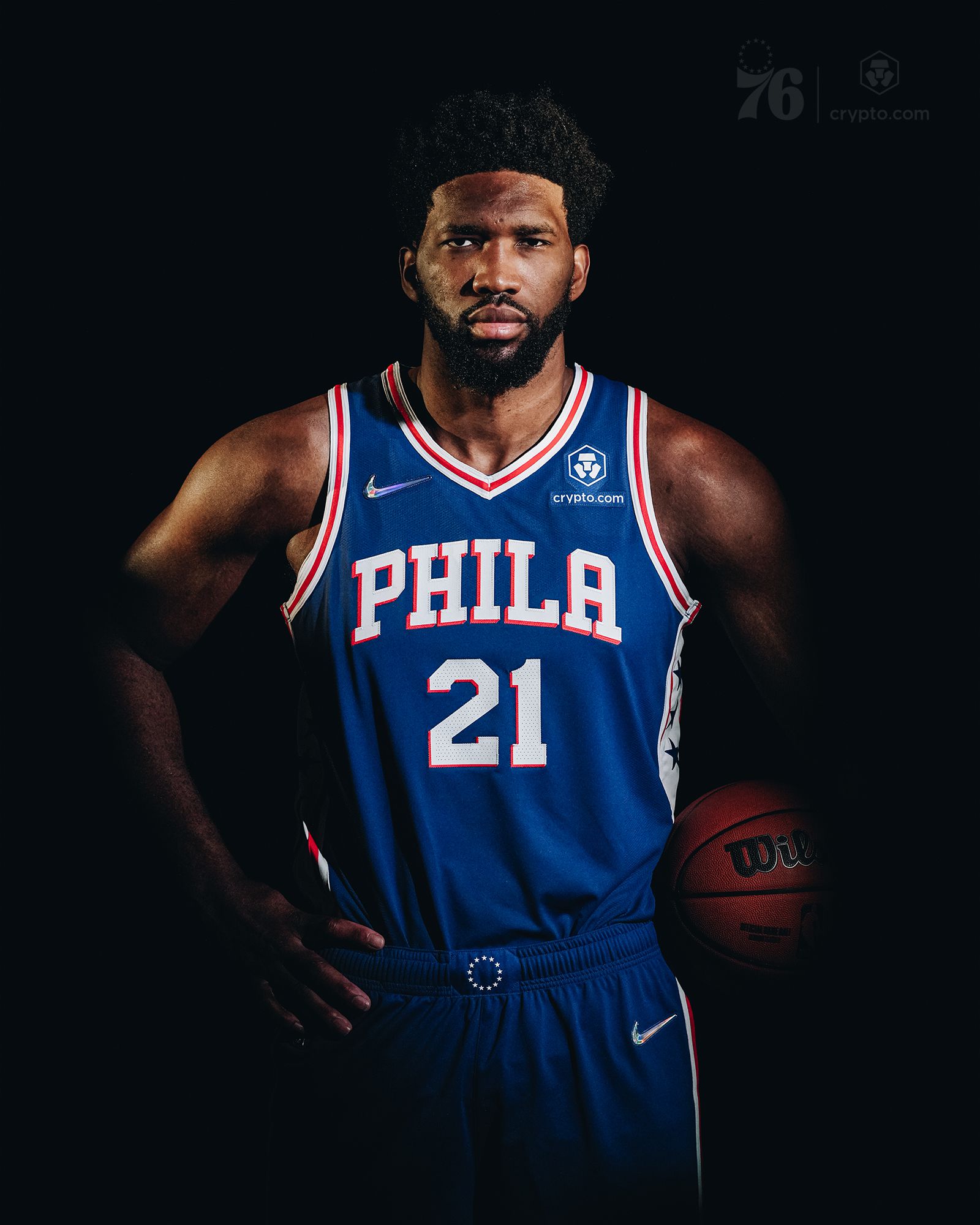 جوئل امبیید ، ستاره Sixers ، وصله تبلیغاتی جدید را مدل می کند. (Crypto.com/76ers)