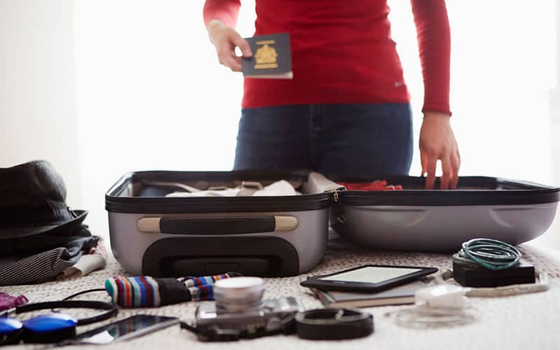 مسافری در حال بستن چمدان