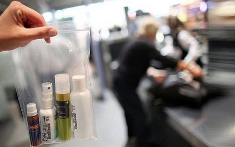 قراردادن چند شیشه کوچک مایعات در کیسه پلاستیکی