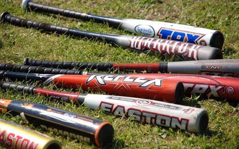 چندین چوب بیسبال با نوشته های خارجی