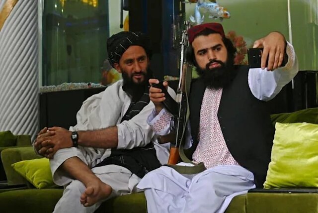 انتشار تصاویر جنجالی از خوشگذرانی نیروهای طالبان/ طالبان به نیروهای خود: زیاد خوشگذرانی نکنید!/عکس